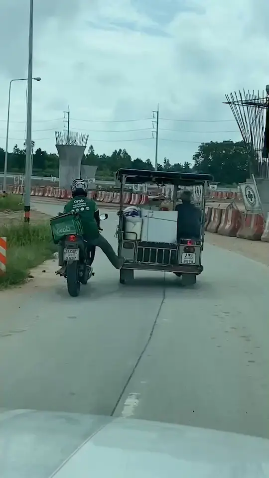 ชื่นชมไรเดอร์น้ำใจงาม อาสาช่วยคุณตาเครื่องดับกลางทาง ยันรถ จยย.พ่วงข้าง