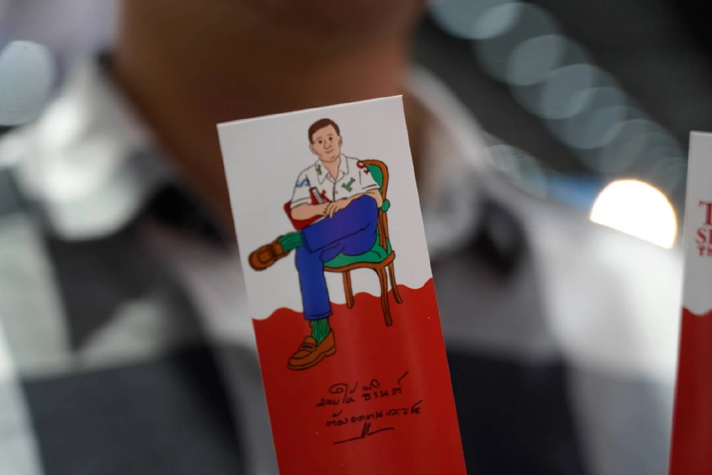 บูธแตก !! “ทักษิณ” โชว์ล้ำแจกลายเซ็นข้ามโลกแฟนคลับแห่ต่อคิวแน่น (มีคลิป)