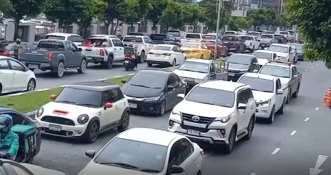 รถติดหนึบยาว  “บางแสน” คึกคัก "นทท." แน่นหาดรับลมหนาว น้ำทะเลใส