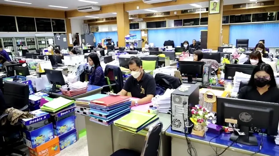 ข้าราชการโคราช พร้อมใจแต่งชุดดำไว้อาลัย เหตุกราดยิงหนองบัวลำภู