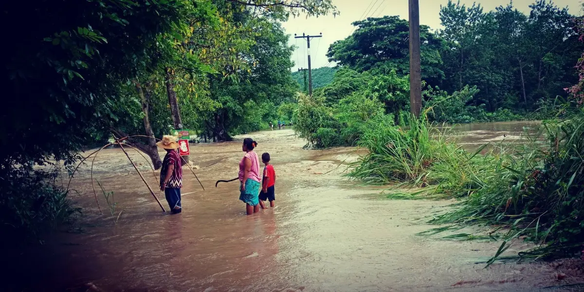 ด่วน! ฝนถล่ม น้ำป่าทะลักท่วมหมู่บ้าน ต.ศรีมงคล อ.ไทรโยค (คลิป)