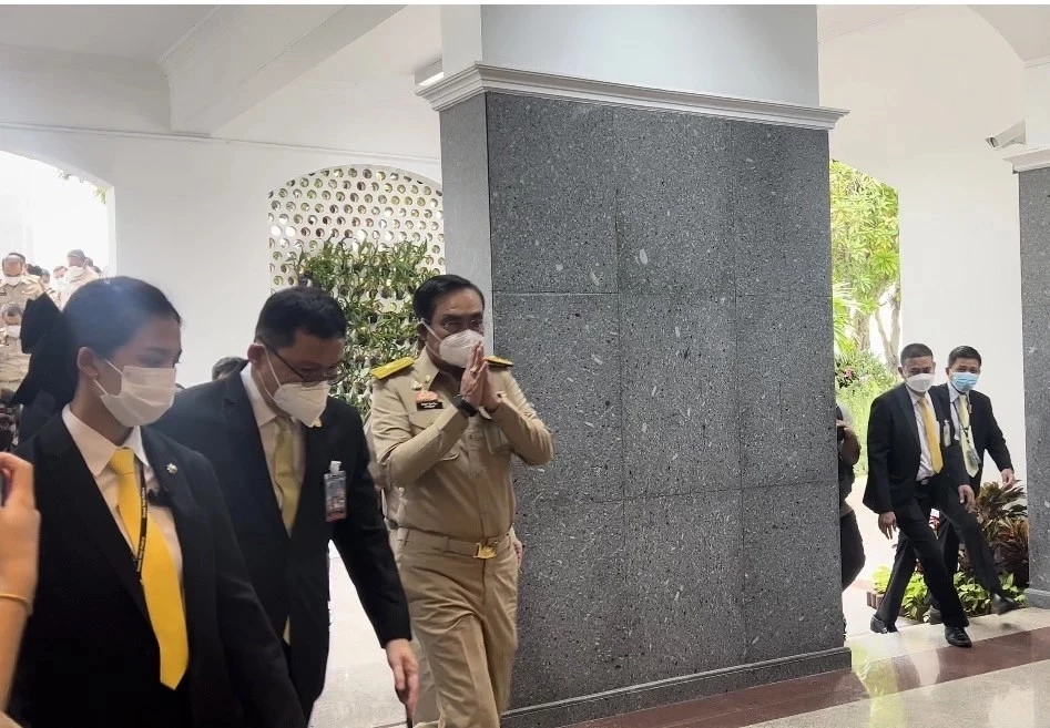 ประเดิมงานแรกหลังหยุดปฏิบัติหน้าที่นายกฯ ประชุมรับฟังสถานการ์น้ำท่วม