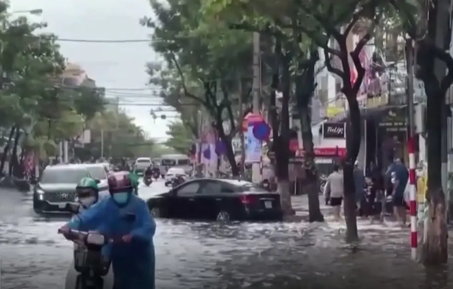 พายุ “เซินกา” ถล่ม “เวียดนาม” ดานังท่วมหนักสุดรอบ 30 ปี  (มีคลิป)