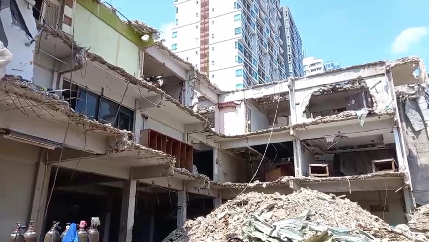 เพิ่งทำงานวันแรก! แผ่นผนังคอนกรีตล้มทับคนงาน ดับสลด