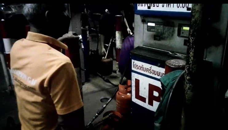 ผวาบึ้ม ชาวบ้านแห่แอบนำถังปิกนิกเติม LPG ที่ปั๊ม เหตุก๊าซแพง (มีคลิป)