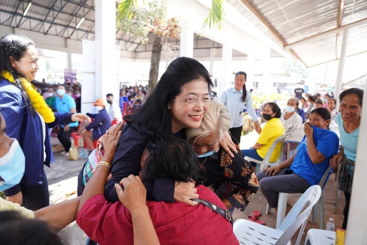 "ไทยสร้างไทย"ทำกระหึ่มอีสาน ลั่นลุงไหนก็ไม่เอาขอ"คุณหญิงหน่อย"เป็นนายกฯ