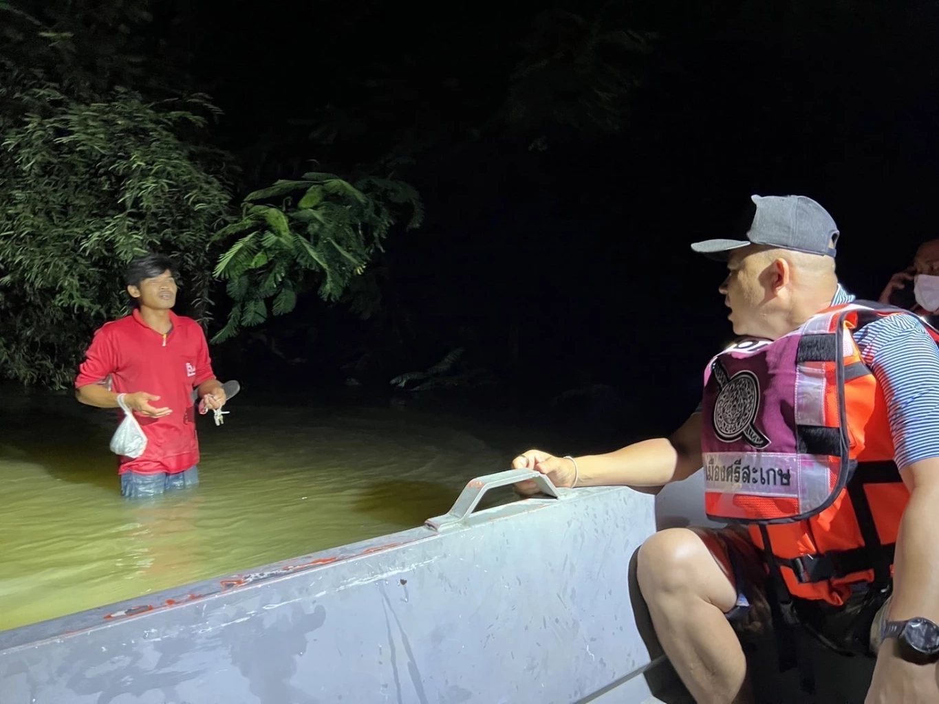 ผบ.ตร.สั่ง ตชด.ลงเรือออกตระเวนดูแลประชาชนถูกน้ำท่วม