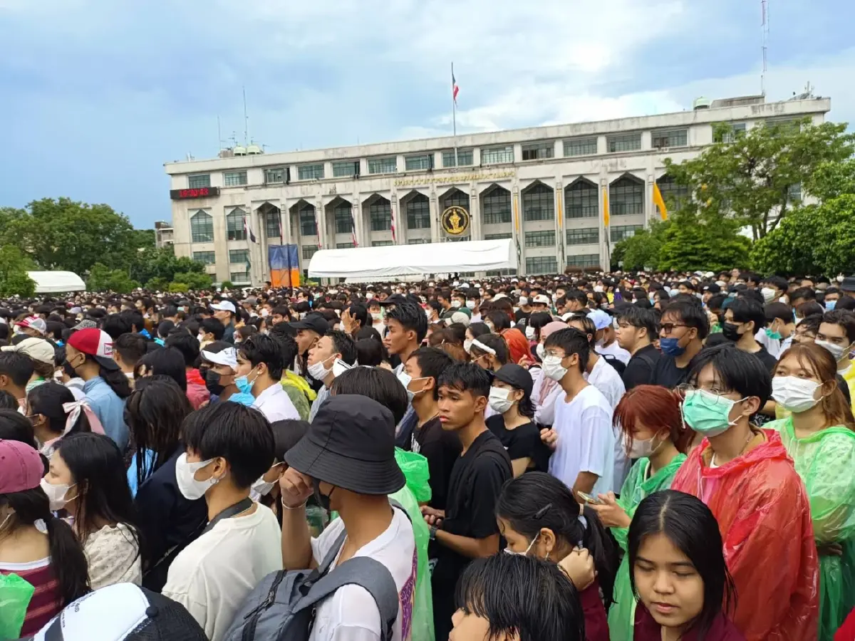 กลุ่มมวลชน เยาวชน นักศึกษาร่วมงานคอนเสริ์ต รำลึก 6 ตุลา 19 