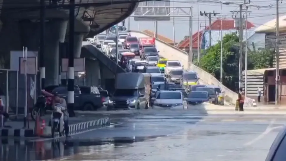 ปิด "แยกพระราม 5" หลังน้ำท่วมหนักรถติดยาวเหยียด เตือน ปชช.หลีกเลี่ยงเส้นทาง