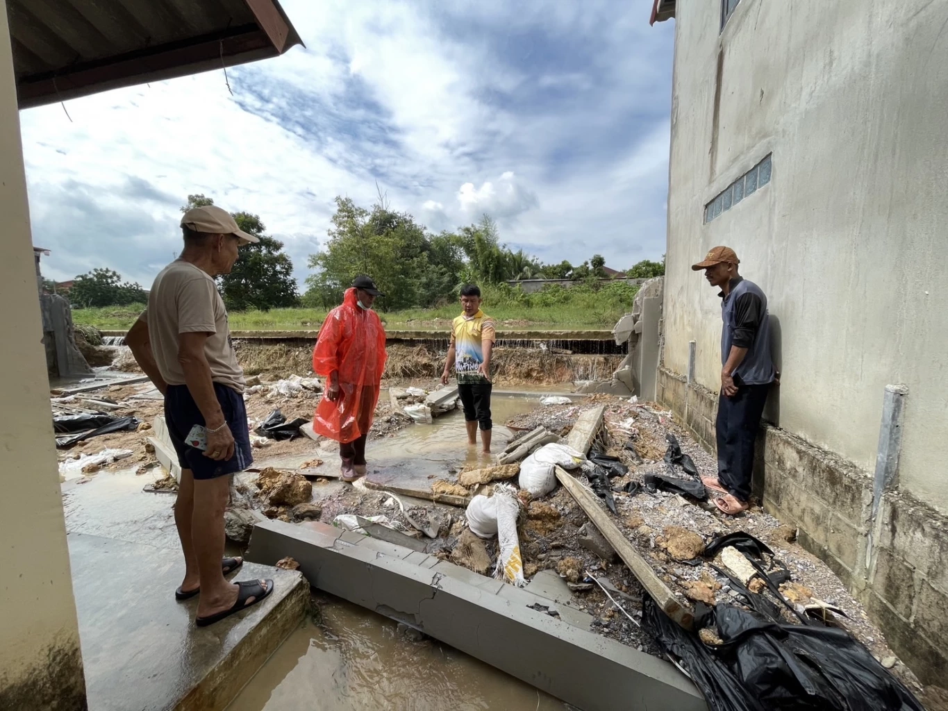 ฝนถล่มหนัก!! กำแพงบ้านเอื้ออาทรปราณบุรีพังซ้ำสอง น้ำทะลักท่วมหมู่บ้าน
