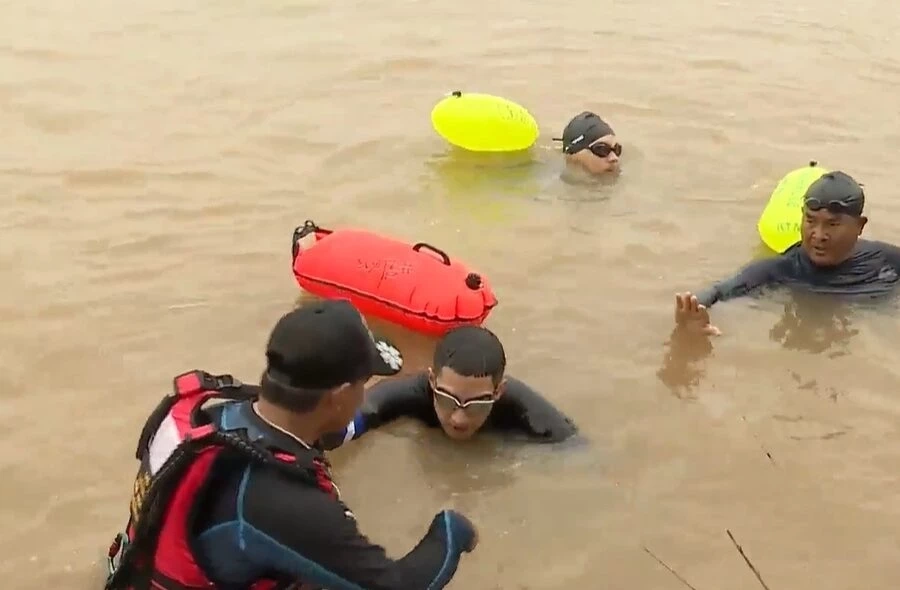 "โตโน่" ทำสำเร็จ ว่ายข้ามโขงถึงฝั่ง สปป.ลาว แฟนคลับชาวลาวต้อนรับหนาแน่น