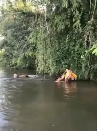 สุดยื้อ ภาพวินาทีชีวิต พ่อพยายามช่วยลูก 8 ขวบ แอบเล่นน้ำท่วม (มีคลิป)