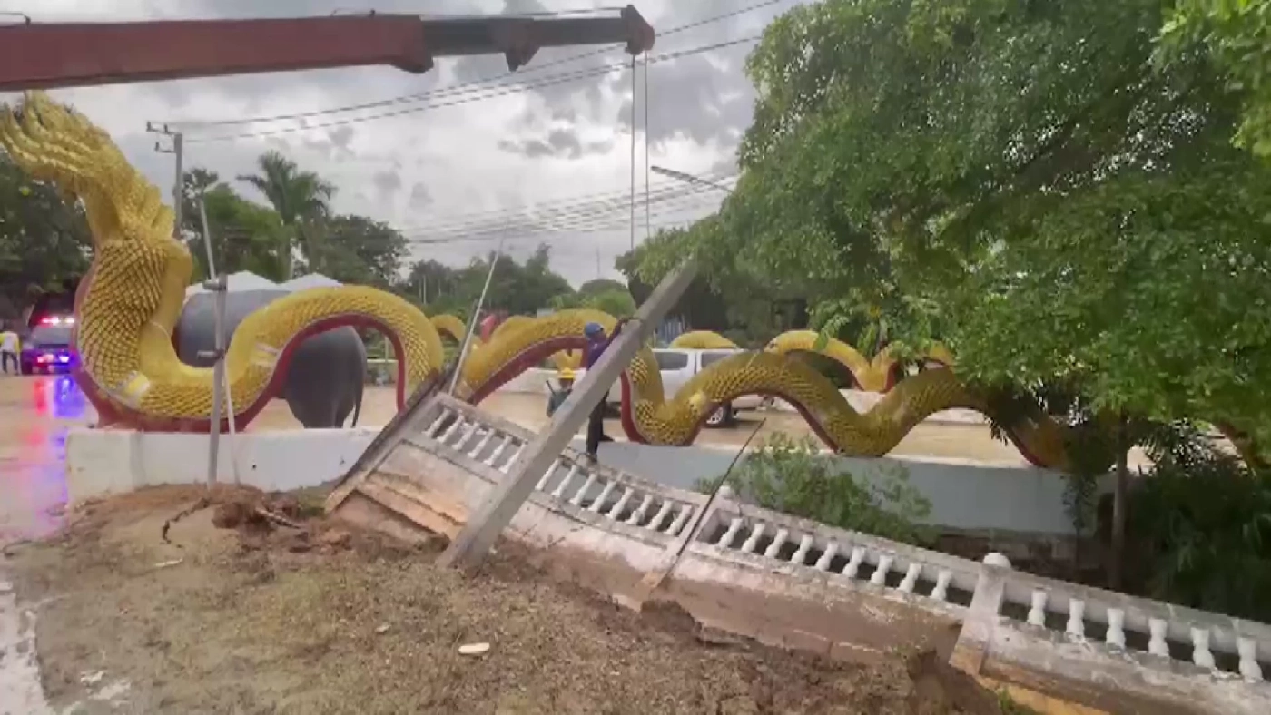 ระทึก กำแพง "วัดตาลเจ็ดช่อ" ริมเจ้าพระยาถล่ม ทำน้ำทะลัก เสาไฟแรงสูงล้ม