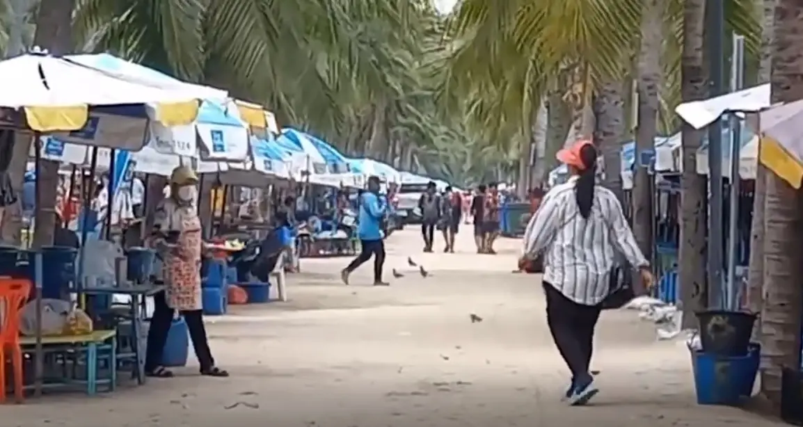 รถติดหนึบยาว  “บางแสน” คึกคัก "นทท." แน่นหาดรับลมหนาว น้ำทะเลใส
