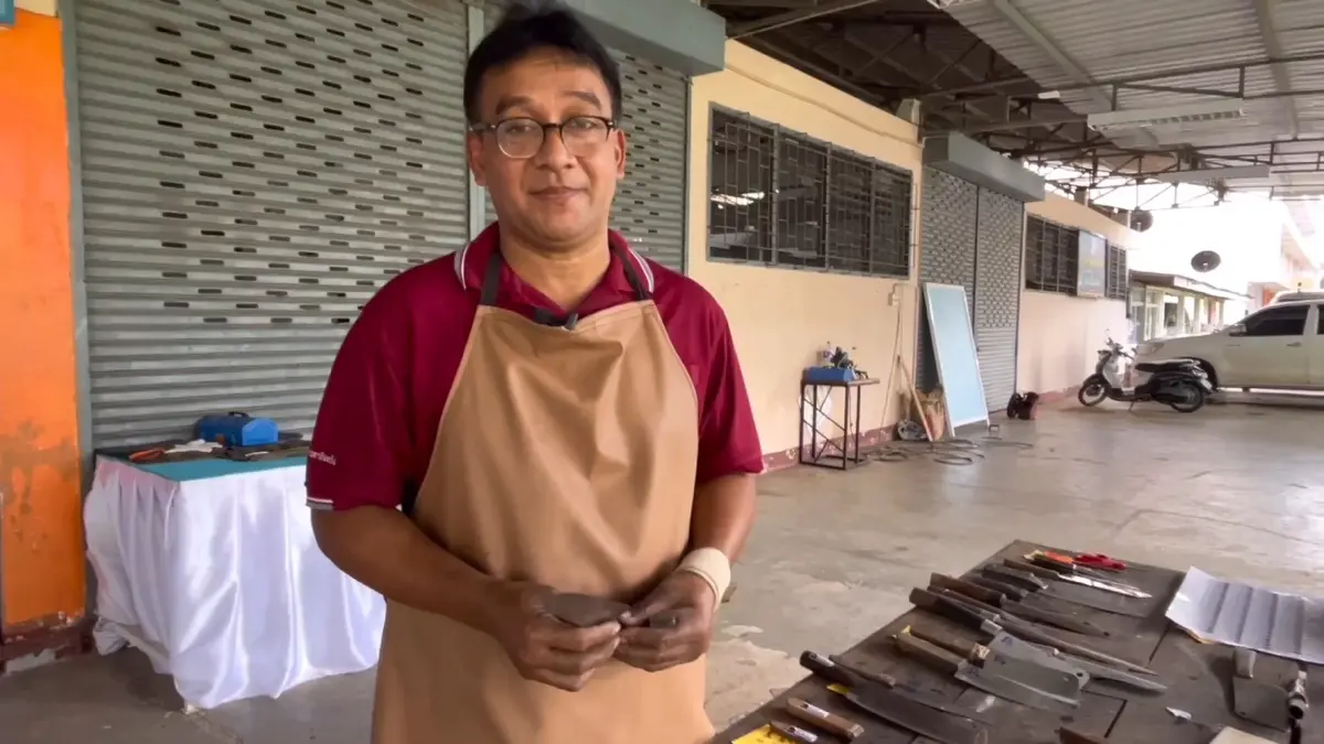 อาสาลับมีดให้ฟรี ช่วยชาวบ้านประหยัดค่าใช้จ่าย
