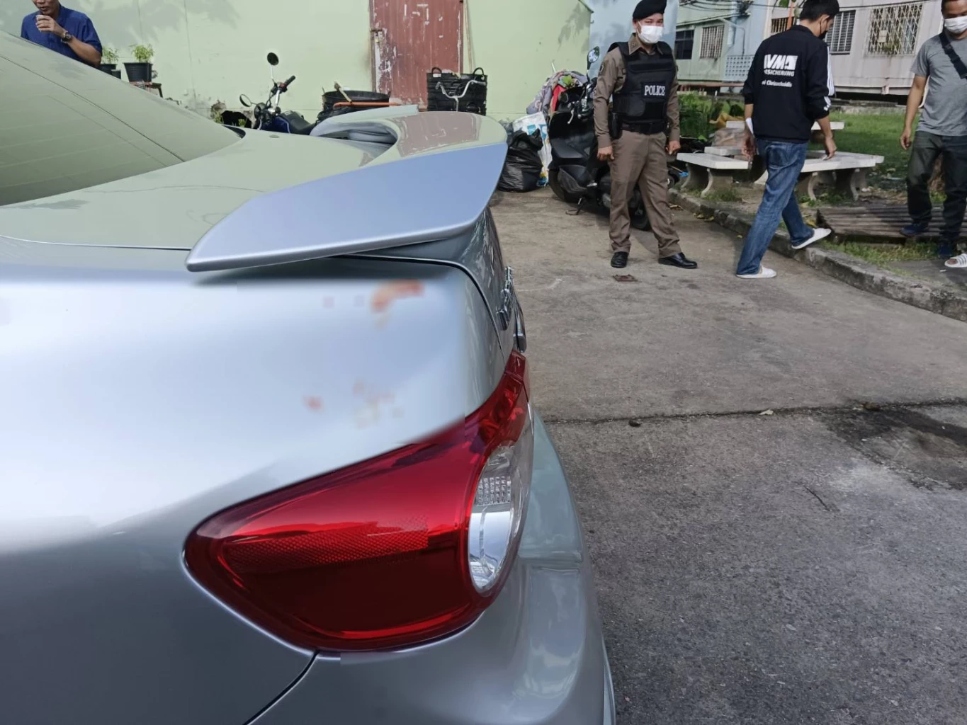 หนุ่มหัวร้อนชักปืนรัว 3 นัดใส่ชายติดพันแฟนสาว เจ็บสาหัส