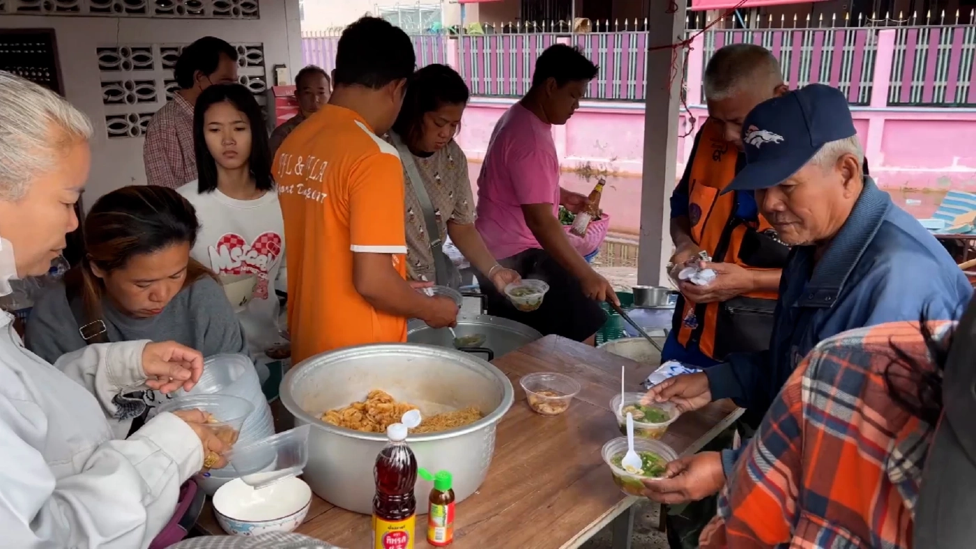 แม่ค้าแจกราดหน้ากว่า 300 ชามช่วยชาวบ้านในช่วงน้ำท่วม