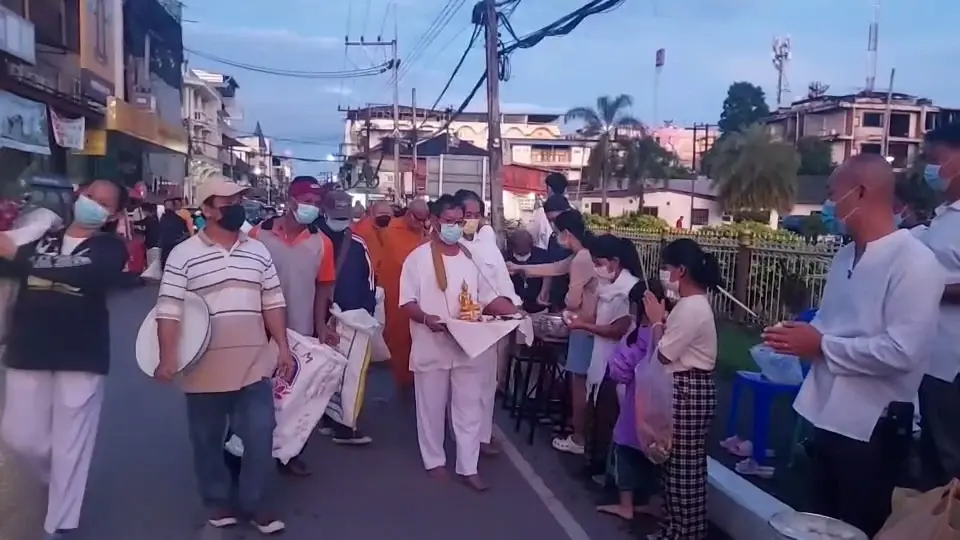 อ.แม่สอด จ.ตาก พุทธศาสนิกชนไทย-เมียนมาร่วม 3,000 คน รอตักบาตรเทโว ครั้งแรกหลังหยุดไปจากสถานการณ์โรคโควิด