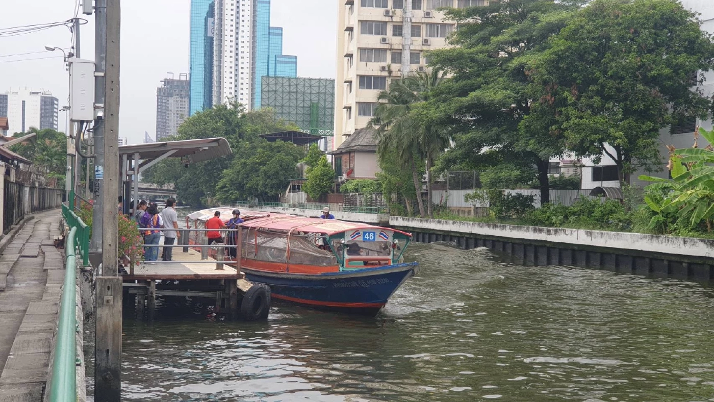 อันตราย แก๊งโจ๋ปาหินใส่เรือคลองแสนแสบ อาละวาด นั่งเรือเสี่ยงหัวแตก