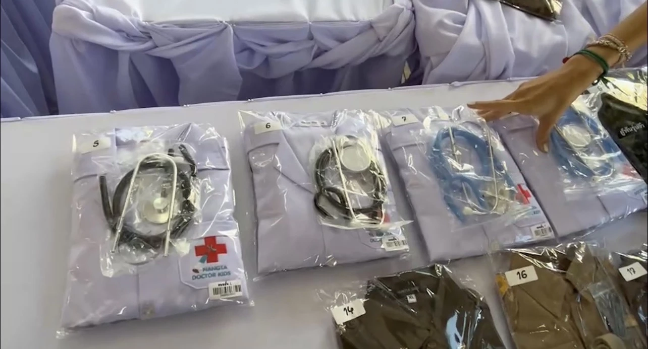 ทำตามฝันเด็ก ๆ “กู้ภัย” นำชุด “หมอ  พยาบาล ครู” เปลี่ยนให้เหยื่อกราดยิง ก่อนเผา