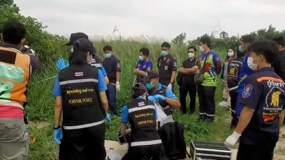 พบศพเสียชีวิตปริศนา ในป่าหญ้าอ.บ่อวิน มีรอยสักคำว่า"LOSO"ที่หัวไหล่ขวา