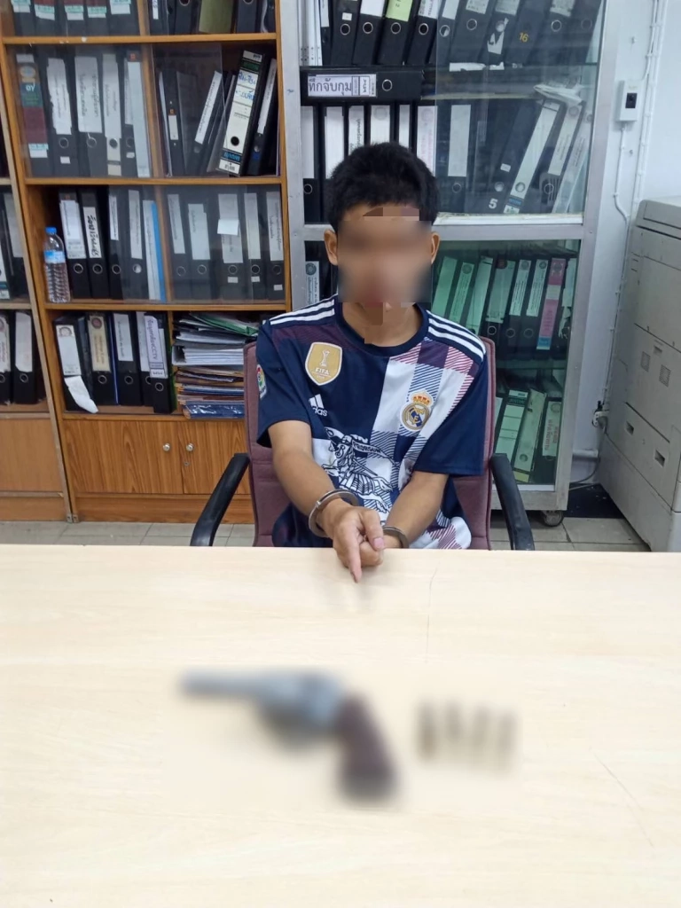 หนุ่มหัวร้อนชักปืนรัว 3 นัดใส่ชายติดพันแฟนสาว เจ็บสาหัส