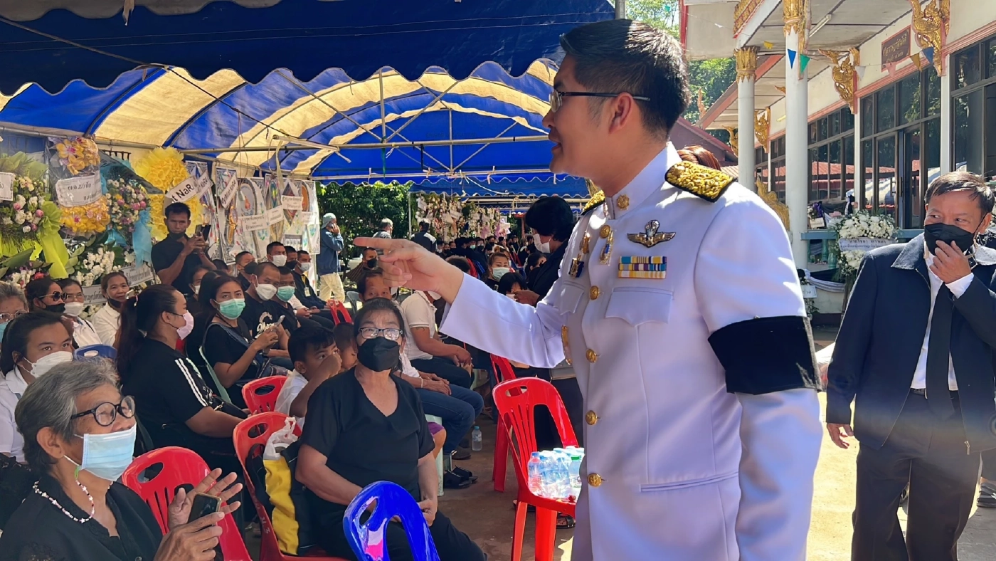 "เต้ มงคลกิตติ์" ร่วมงานศพเหยื่อกราดยิง จวก"บิ๊กตู่"แก้ยาเสพติดล้มเหลว