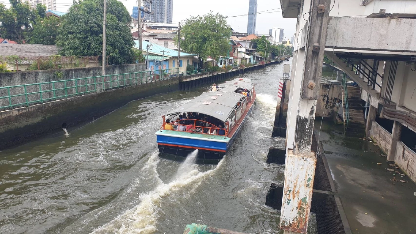 อันตราย แก๊งโจ๋ปาหินใส่เรือคลองแสนแสบ อาละวาด นั่งเรือเสี่ยงหัวแตก