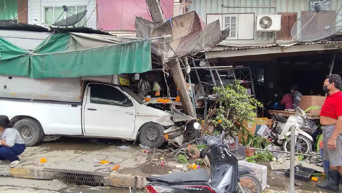 กระบะตู้ทึบหลับใน วิ่งฝ่าไฟแดง พุ่งชนร้านดอกไม้ พังยับ เจ็บ 3 ราย