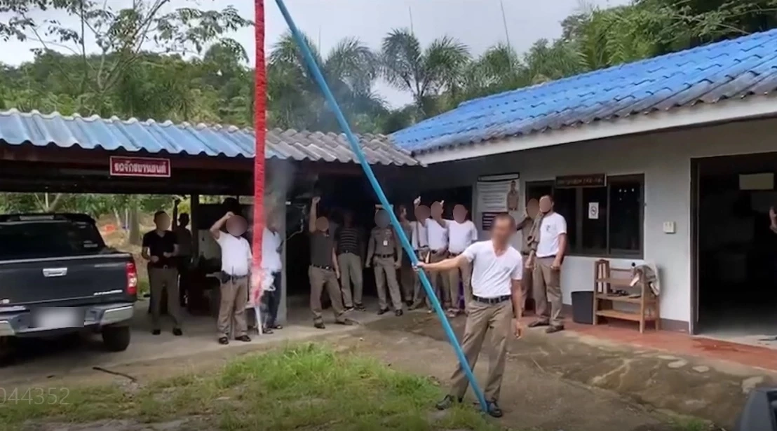 ฮือฮา ! แห่บุกบ้าน "ผกก." จุดพลุไล่หลังเกษียณราชการ  พร้อมสวดกุสะลา (มีคลิป)