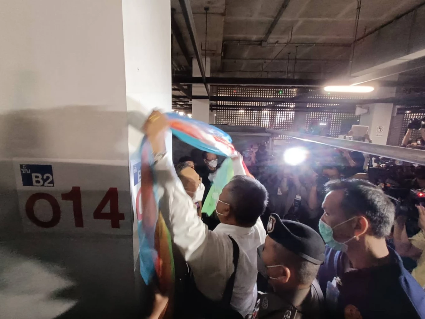 พร้อมเข้าไปผูกผ้า 7 สี เหมือนเสาตกน้ำมัน