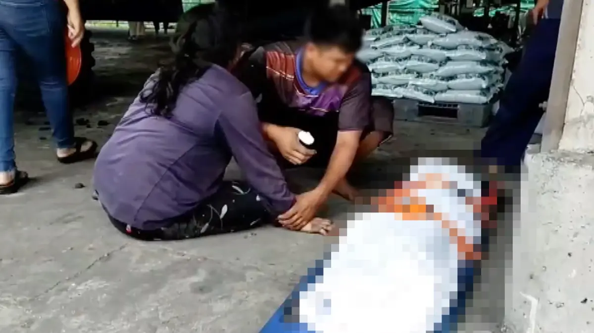 แทบขาดใจ พ่อขับรถตักดิน ทับศีรษะลูกสาววัย 2 ขวบดับสลด