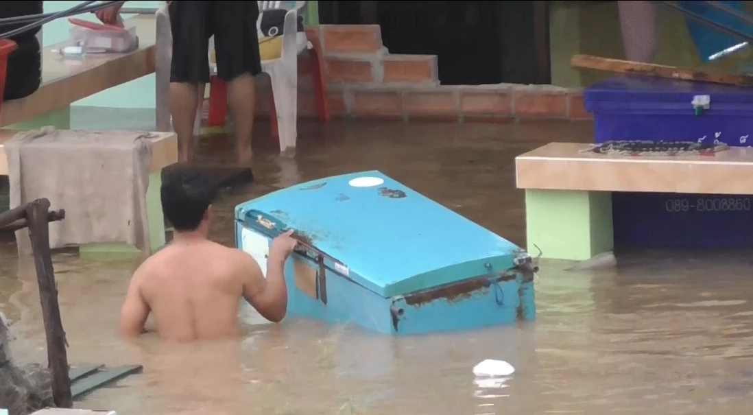 อ่างทอง-ป่าโมก คันดินริมเจ้าพระยาทรุด น้ำทะลักท่วมไม่ทันตั้งตัว