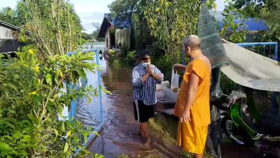 พระสงฆ์วัดศรีจุฬา ขนข้าวสารอาหารแห้งแจกญาติโยม บรรเทาทุกข์น้ำท่วม