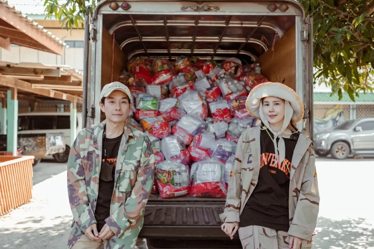 เรือกับข้าวมาแล้ว  “บอย-เจี๊ยบ” ลงพื้นที่ลุยน้ำท่วมช่วยชาวบ้านที่อยุธยา