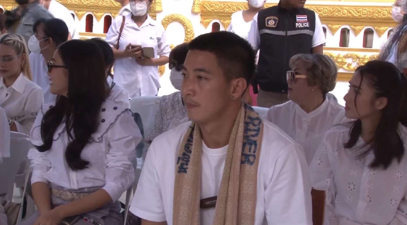 "โตโน่" ควงแฟนสาว นำเครื่องบวงสรวง ไหว้ขอพรองค์พระธาตุพนม (มีคลิป)