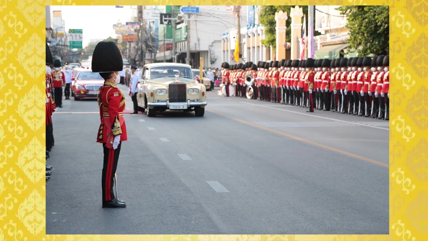 ในหลวง พระราชินี เสด็จฯ ถวายผ้าพระกฐิน วัดบวรนิเวศวิหาร และวัดมกุฏกษัตริยารามราชวรวิหาร