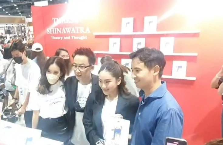 พิธา  ลิ้มเจริญรัตน์  หัวหน้าพรรคก้าวไกลถ่ายรูปร่วมกับแพทองธาร ชินวัตร หัวหน้าครอบครัวเพื่อไทย 