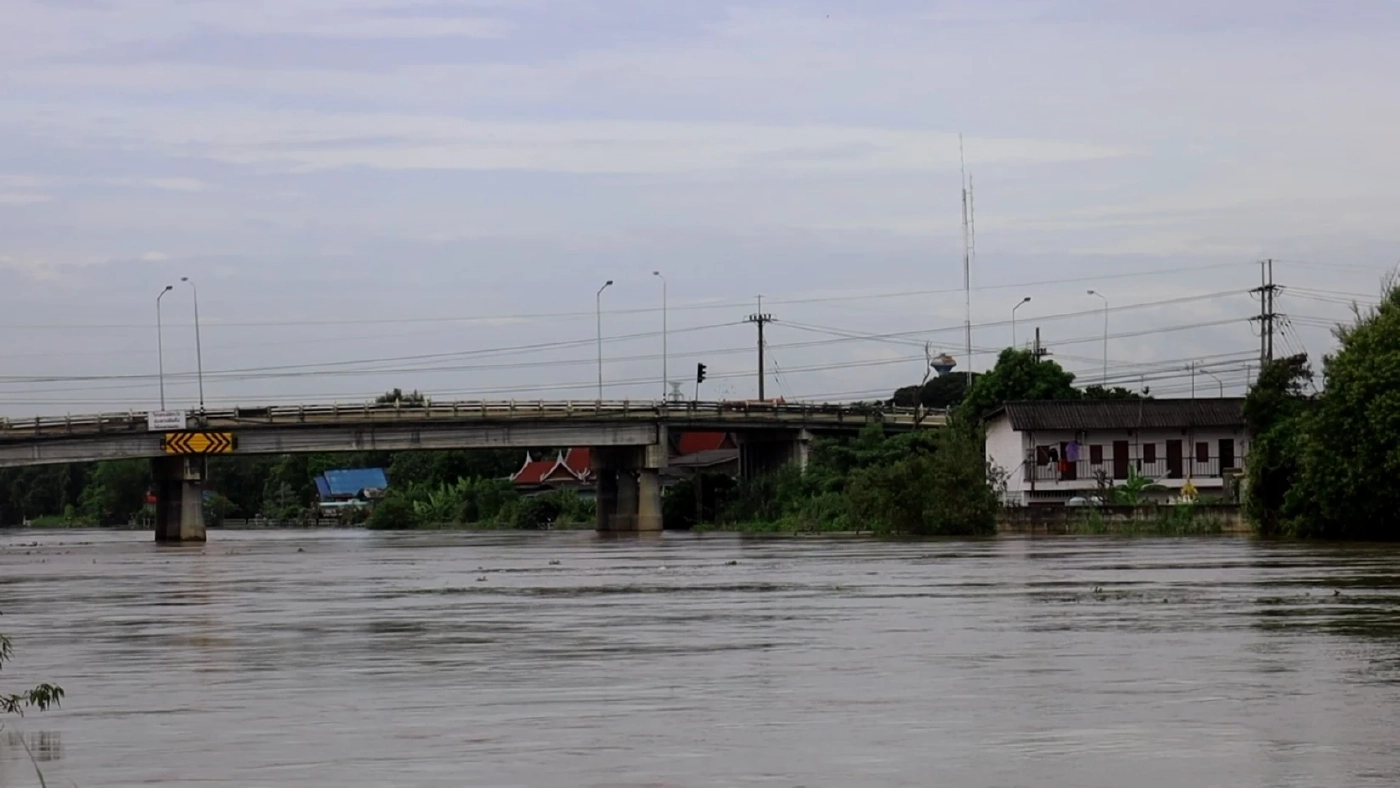 ระดับน้ำเจ้าพระยาสูงขึ้น วัดไชยวัฒนาราม เร่งเสริมแนวป้องกันน้ำท่วม (คลิป)