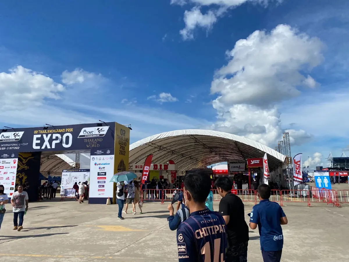 นทท.ประทับใจ “ชัตเติ้ลแต๋น” แห่เข้างานโมโตจีพี 2022 คาดรายได้สะพัด 4 พันล้าน