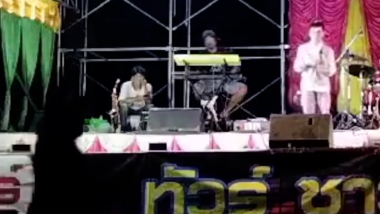 ฉุนแดนซ์เซอร์ไม่รับทิป “เจ้าภาพ” รัวปืน 7 นัดหน้าเวทีหมอลำบุญกฐิน (ชมคลิป)