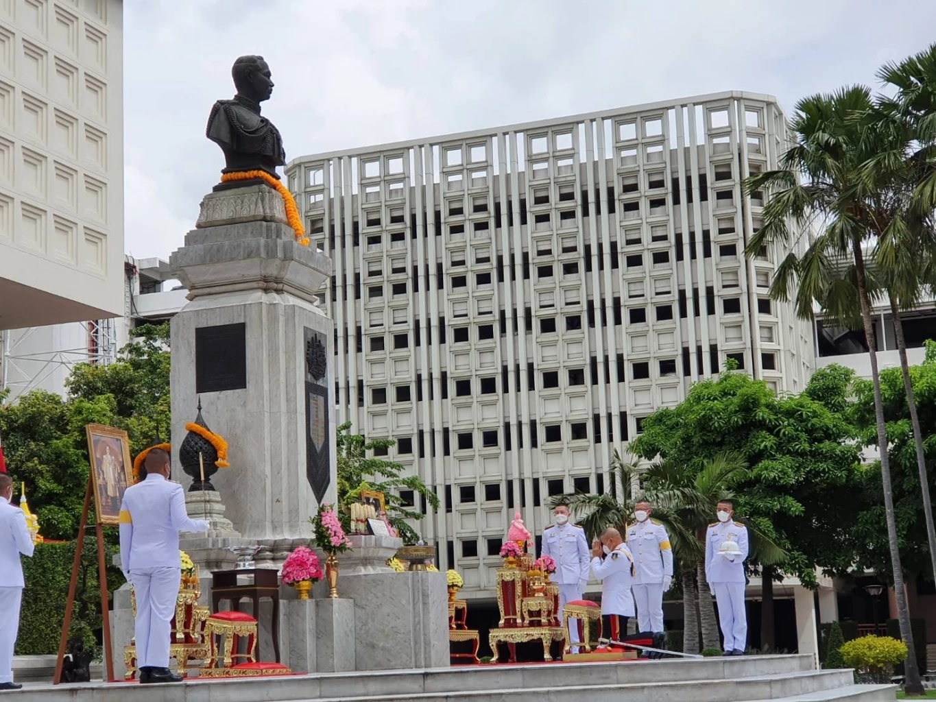 "บิ๊กบี้"นำ 179 นายพลถวายสัตย์ปฏิญาณยอมสละเลือดเนื้อป้องอธิปไตยชาติ