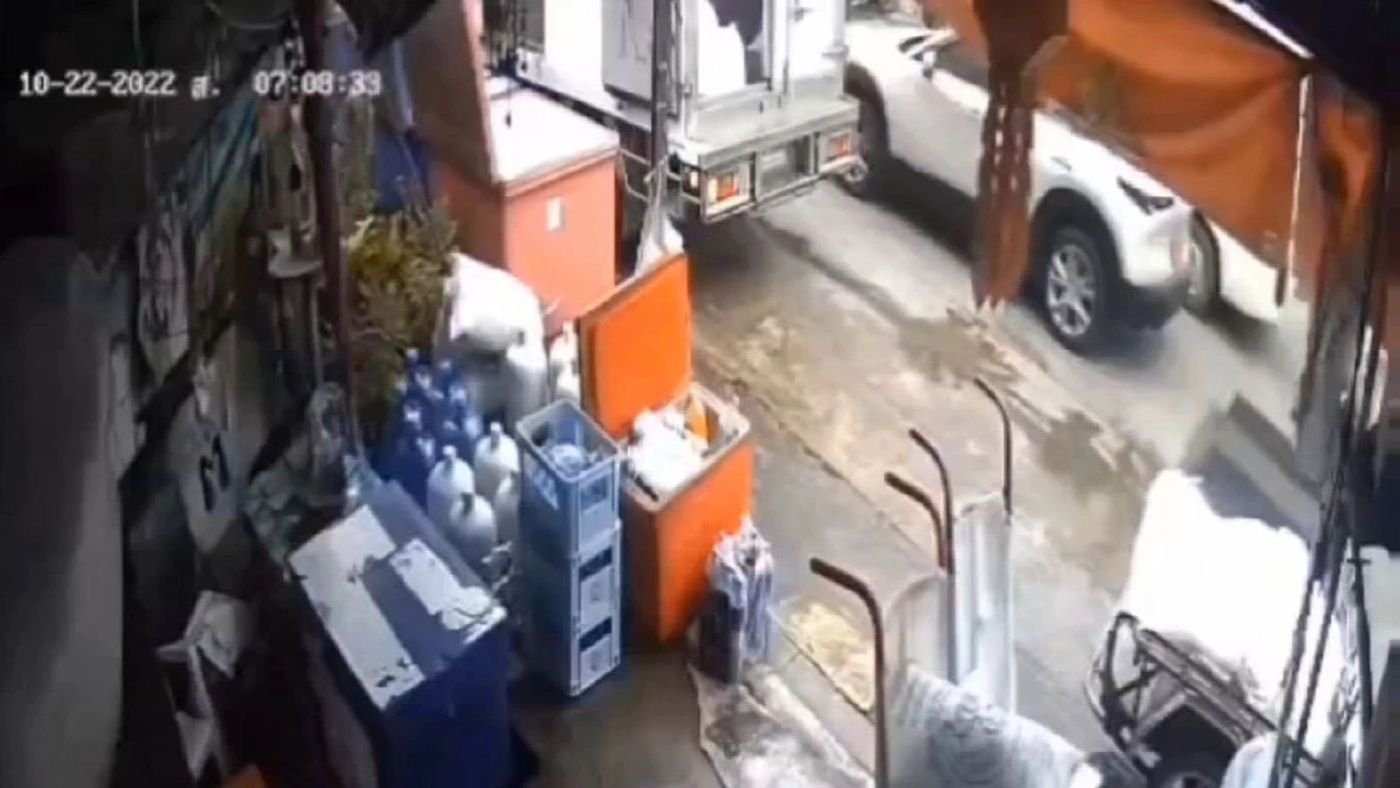 เดือด “หนุ่มหัวร้อน” ซิ่งปาดหน้า “รองผกก.” สุดท้ายไหว้สวย รับขาดสติ (มีคลิป)