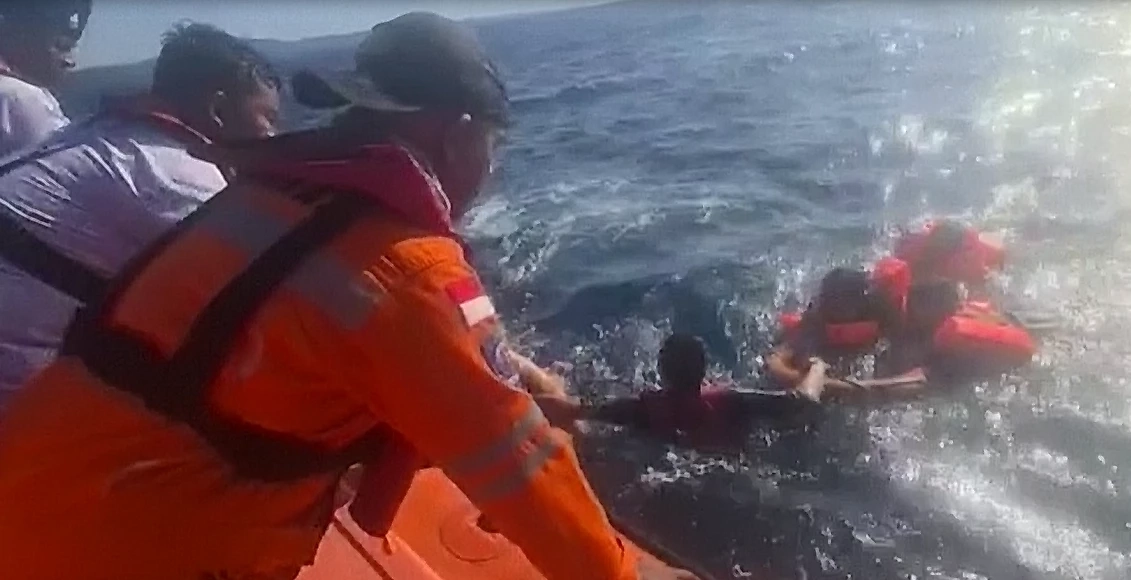 ไฟไหม้เรือกลางทะเลในอินโดนีเซีย ดับ 14 ราย (มีคลิป)