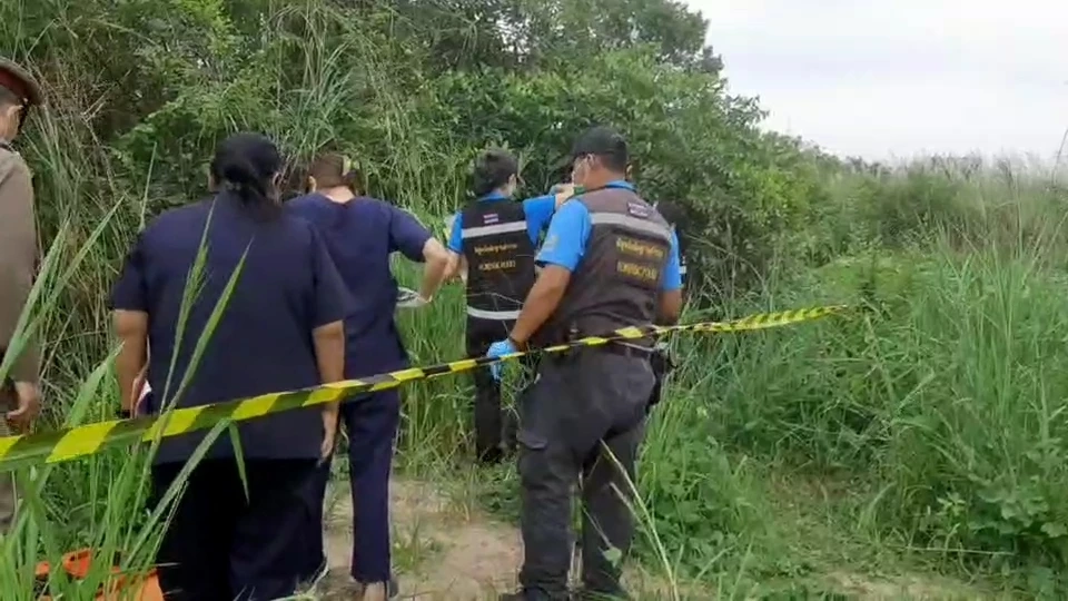 พบศพเสียชีวิตปริศนา ในป่าหญ้าอ.บ่อวิน มีรอยสักคำว่า"LOSO"ที่หัวไหล่ขวา