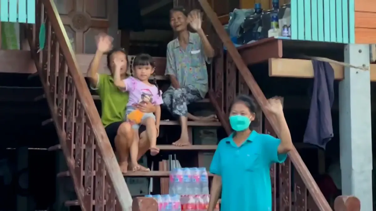 จิตอาสาล่องเรือแจกอาหาร-น้ำดื่ม ช่วยชาวบ้านติดอยู่กลางน้ำ