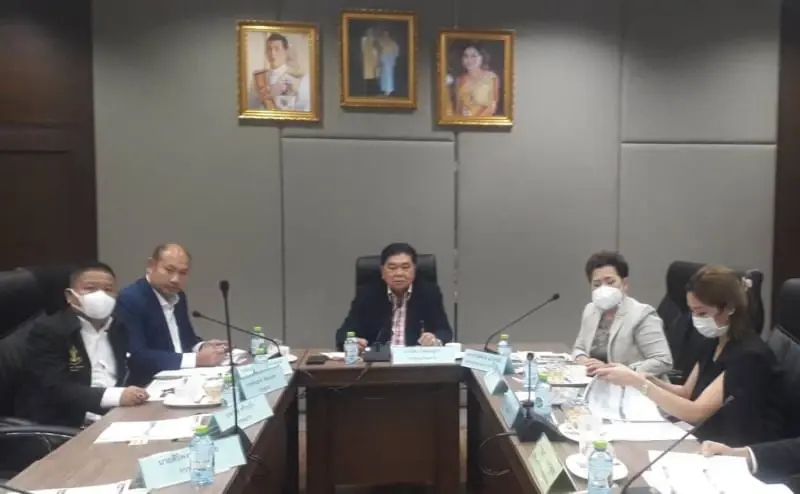 นายไสว โชติกะสุภา (คนกลาง) ในฐานะประธานคณะกรรมการการจราจรและขนส่ง กรุงเทพมหานคร (กทม.)