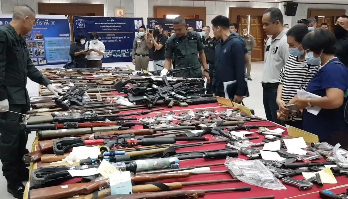 ผบช.ภ. 8 เผย ไล่ออก 2 ตำรวจ เกี่ยวข้องขโมยปืน ล่าสุดตามของกลางคืนได้แล้ว