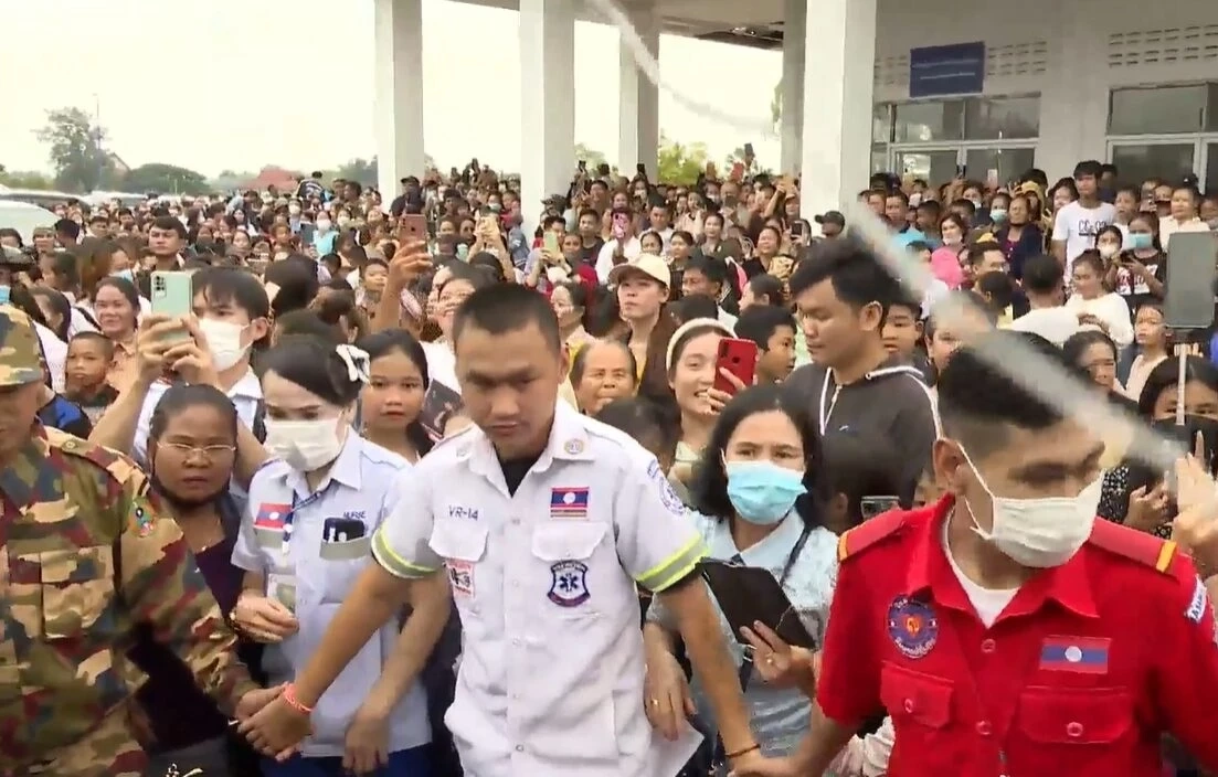 "โตโน่" ทำสำเร็จ ว่ายข้ามโขงถึงฝั่ง สปป.ลาว แฟนคลับชาวลาวต้อนรับหนาแน่น