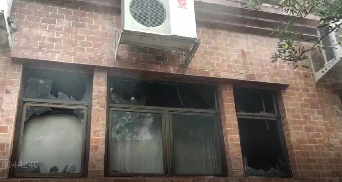 ไฟไหม้ห้องพักครูคอมพิวเตอร์กว่า 50 เครื่อง - เอกสารนศ. วอดทั้งหมด